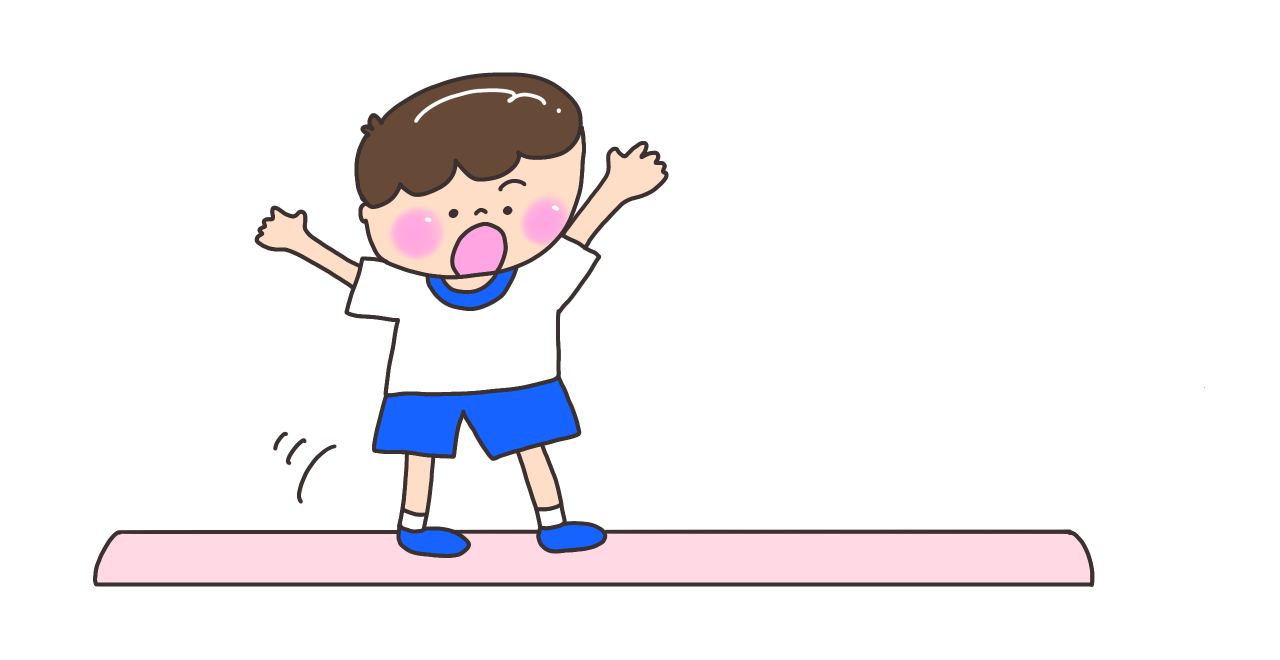 ウレタン棒の上をバランスをとって歩く子ども